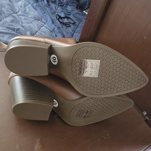 Brown Heeled Boots with Western Style - Picture 4 of 4